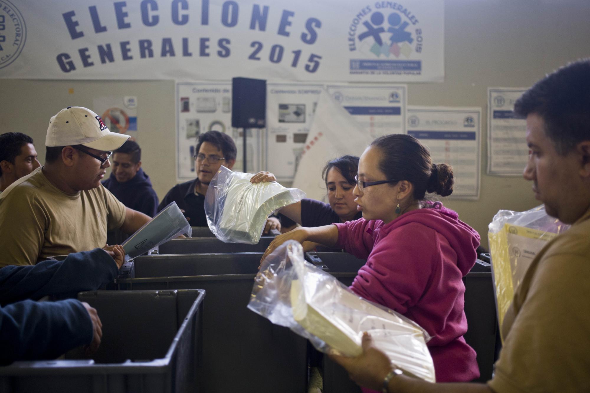Trabajadores electorales llenan cajas con papeletas y otros materiales que se enviarán a los centros de votación en Ciudad de Guatemala, el sábado 5 de septiembre de 2015. Los electores guatemaltecos acuden el domingo a las urnas para participar en los comicios generales programados según el calendario electoral, aunque menos de una semana después de la renuncia de Otto Pérez Molina como mandatario.