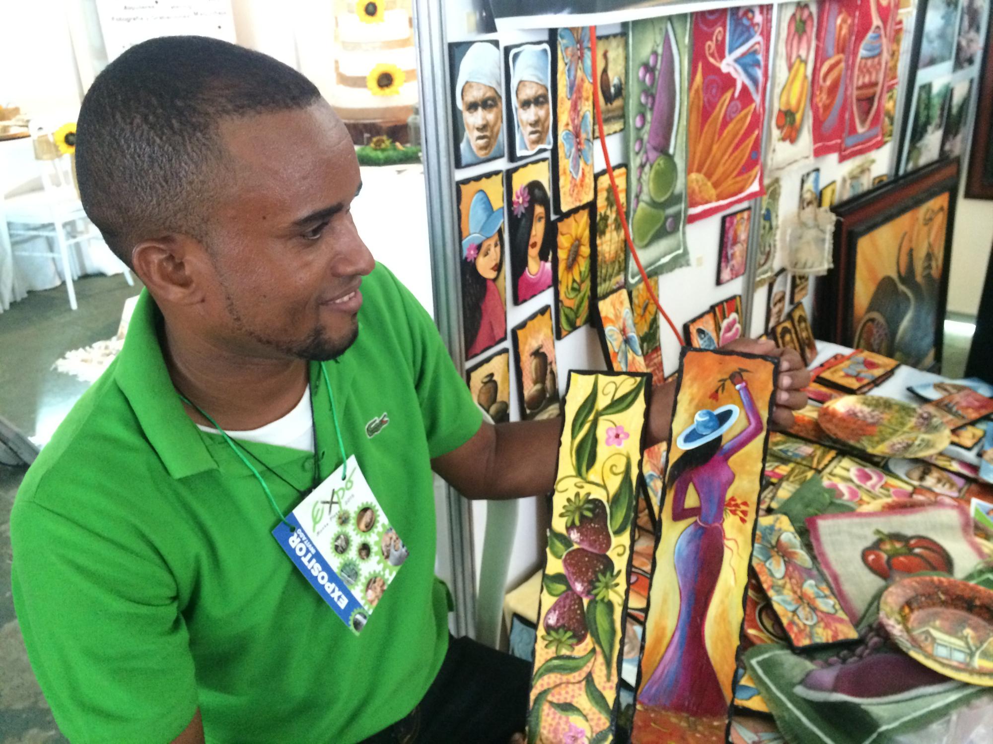 Manuel Jiménez trabaja sobre madera, platos (plásticos, de barro  u otros materiales) y tela de yuste.