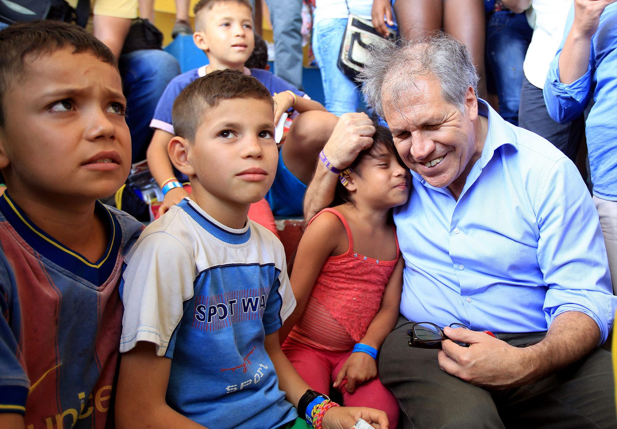 El secretario general de la Organización de Estados Americanos (OEA), Luis Almagro, abraza niños de un albergue en la frontera entre Colombia y Venezuela del sector de La Parada, cerca a Cúcuta, Colombia.