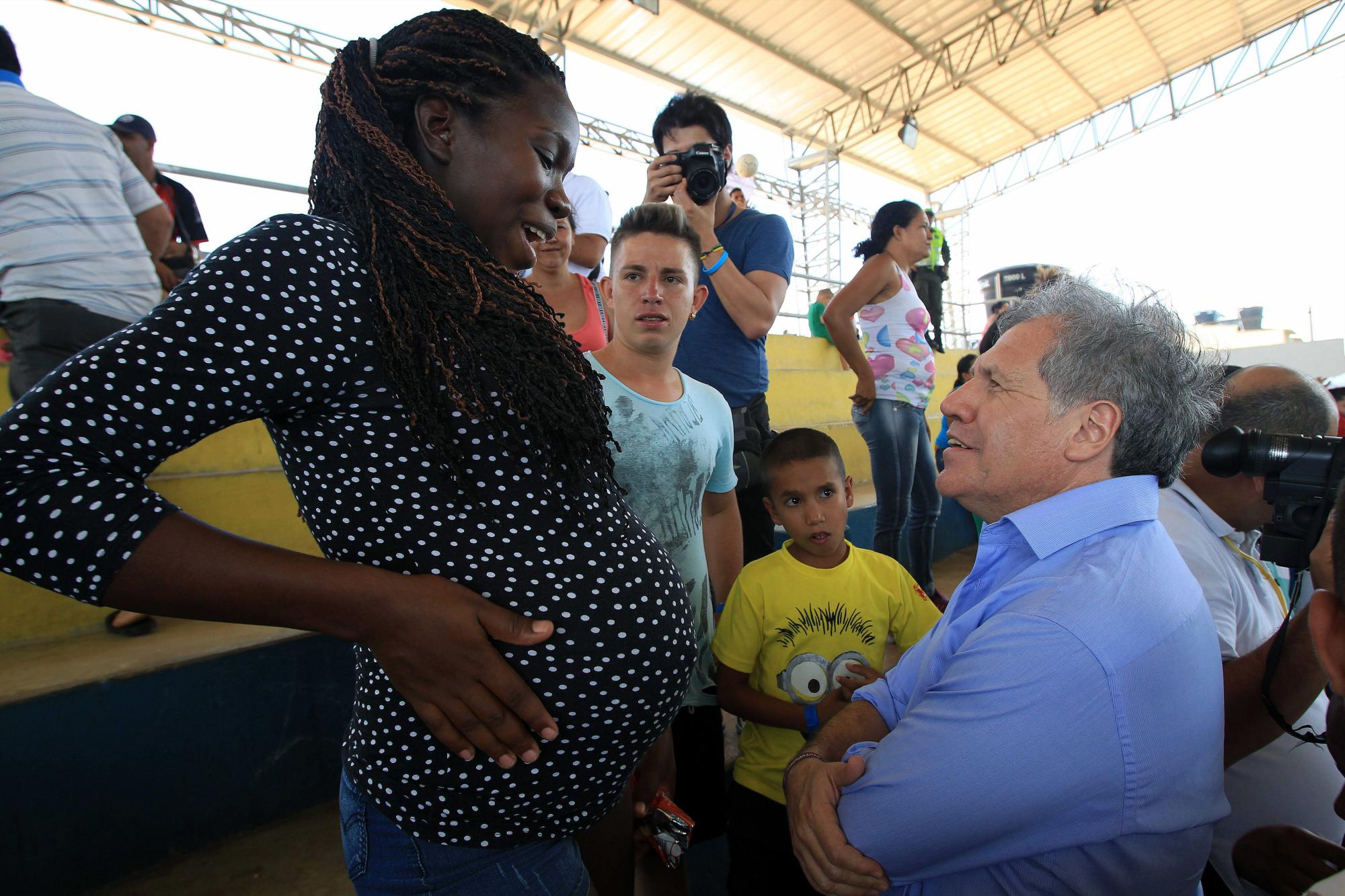 El secretario general de la Organización de Estados Americanos (OEA), Luis Almagro (d), escucha a una mujer en embarazo, en el coliseo municipal del sector de La Parada, cerca a Cúcuta, Colombia, frontera con Venezuela.