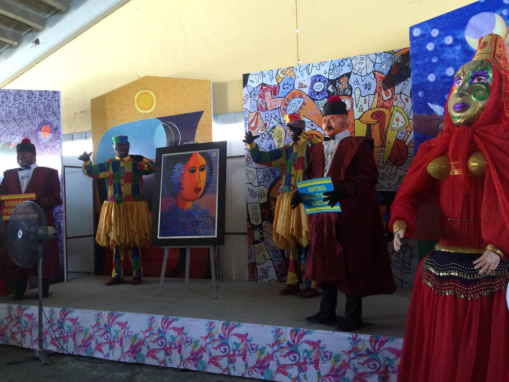 Al fondo, un cuadro del destacado pintor Cándido Bidó, de Monseñor Nouel.