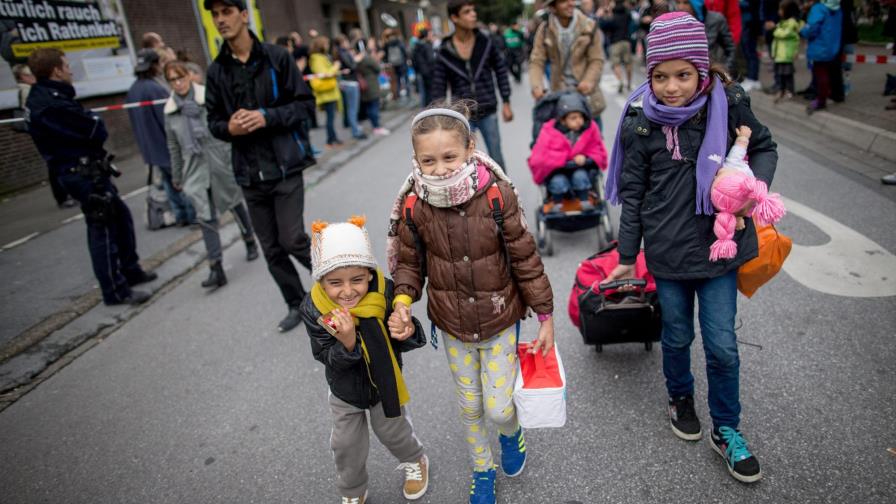 El papa pide a parroquias y monasterios de Europa que acojan a refugiados