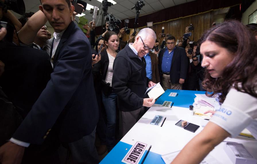 El presidente de Guatemala vota y pide a la ciudadanía defender la democracia