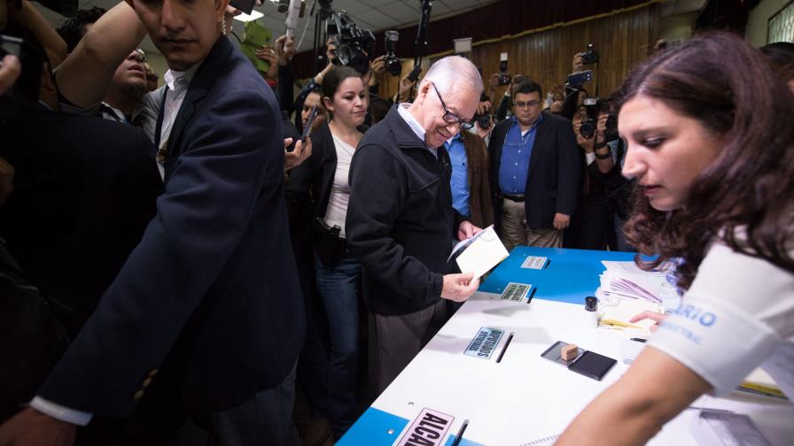 El presidente de Guatemala vota y pide a la ciudadanía defender la democracia
