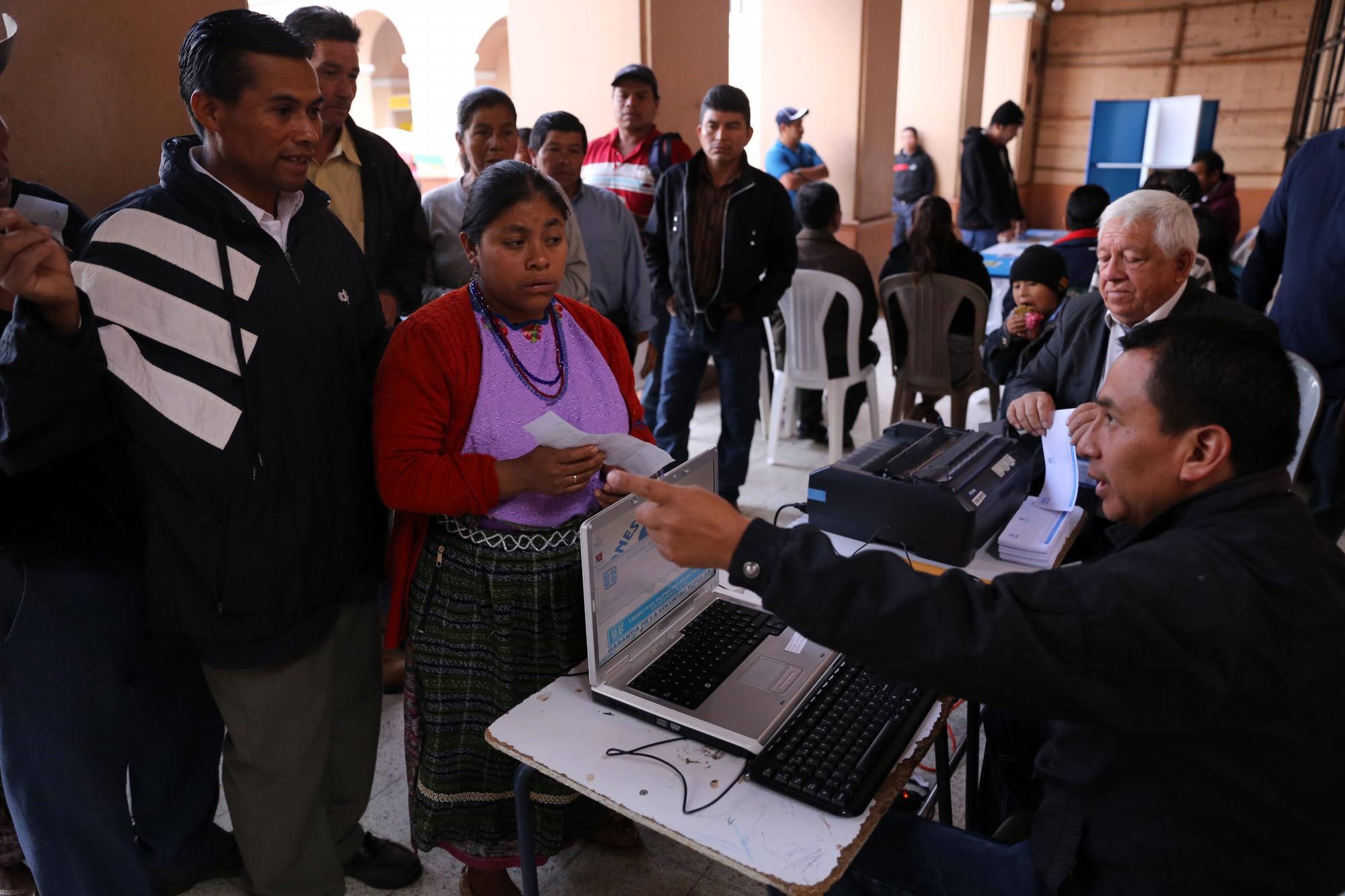 Los colegios electorales en Guatemala abrieron hoy a las 7.00 hora local para que más de 7,5 millones de guatemaltecos puedan elegir a su nuevo presidente y Congreso para los próximos cuatro años. EFE/Esteban Biba