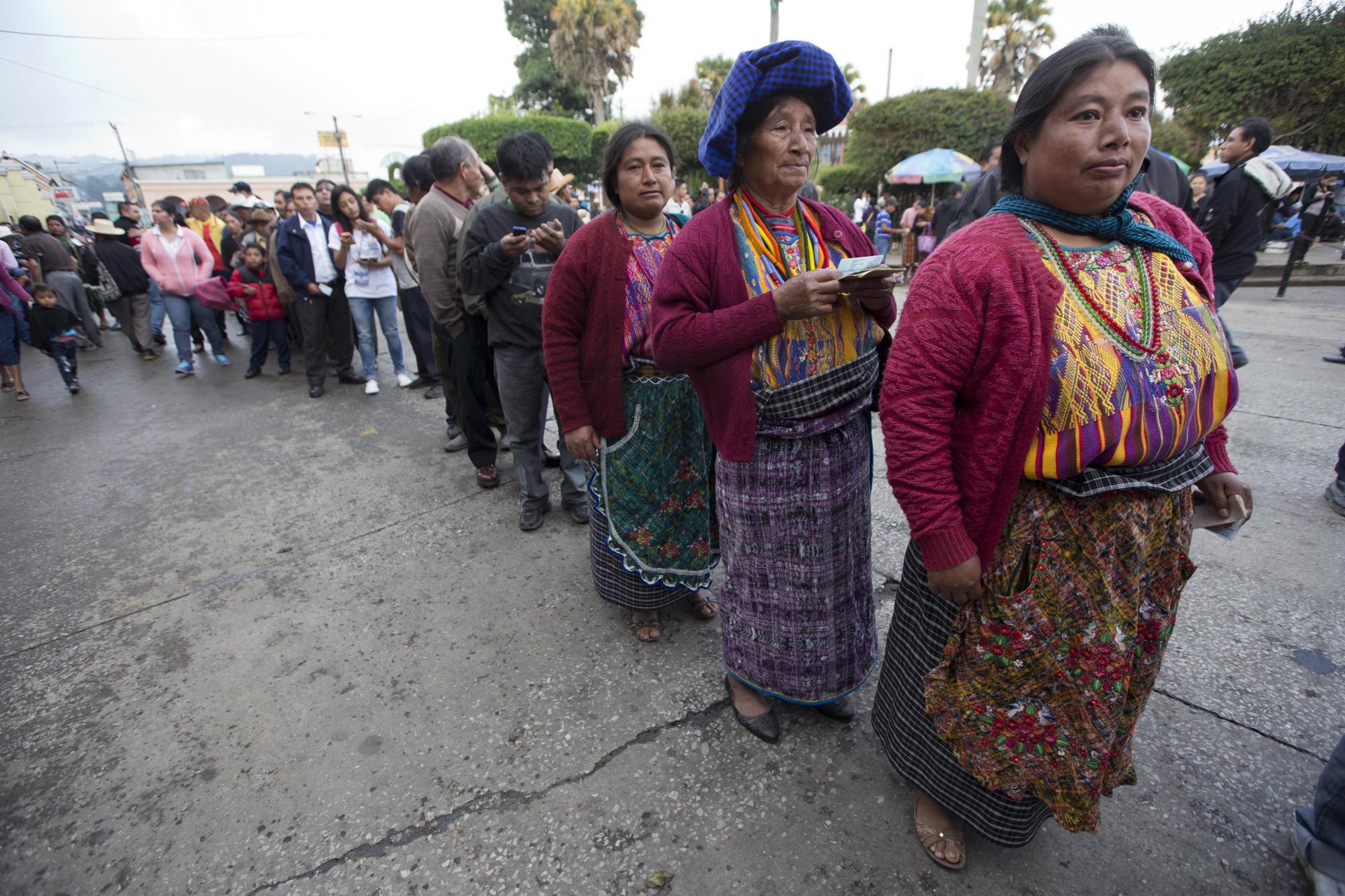 Guatemaltecos esperan ordenamente su momento de votar  en centro de votación en San Juan Sacatepequez. Deberán elegir presidente y vicepresidente, diputados y alcaldes.