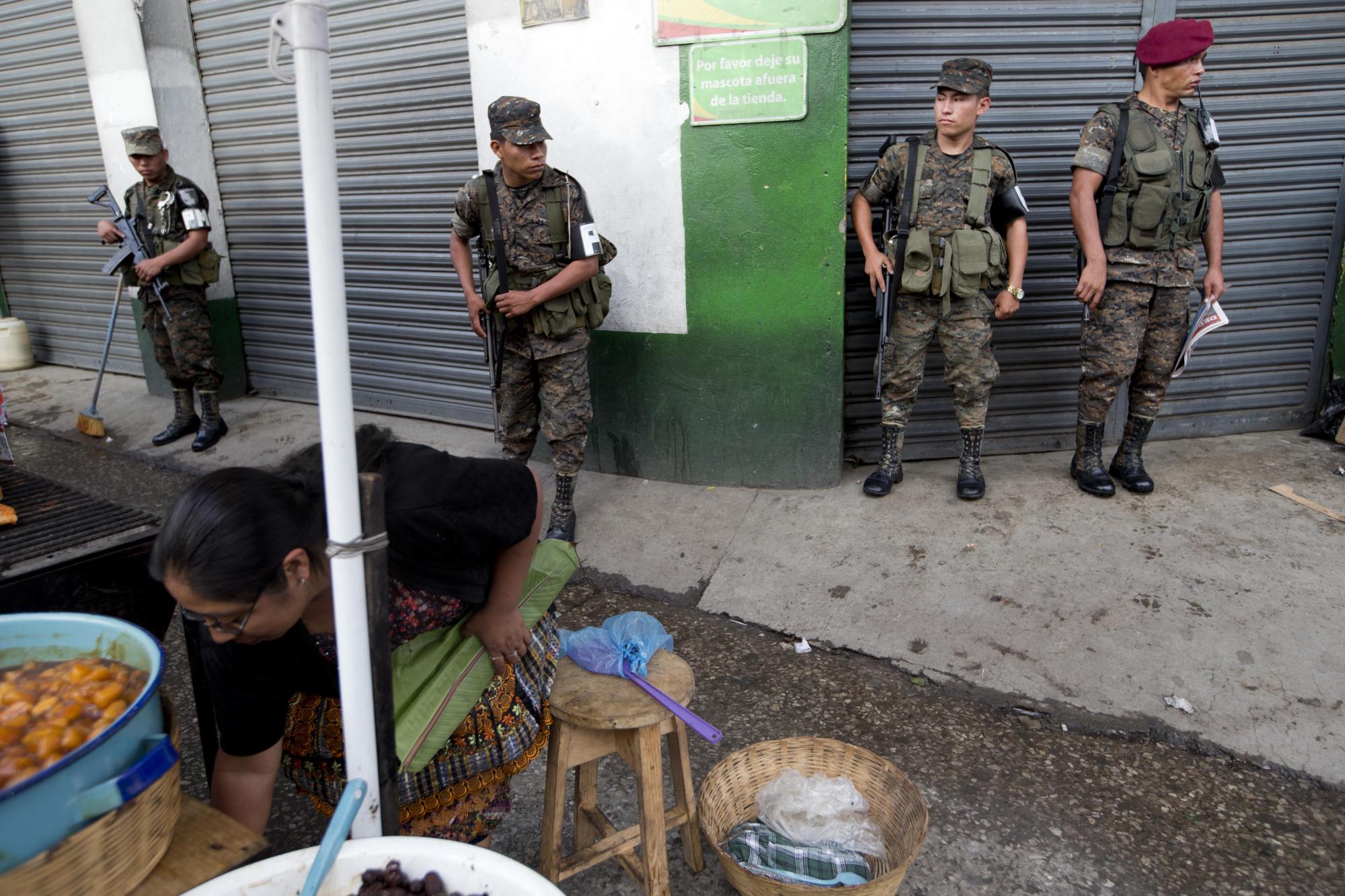 Soldados guatemaltecos custodian un centro de votación en San Pedro Sacatepequez, Guatemala.
