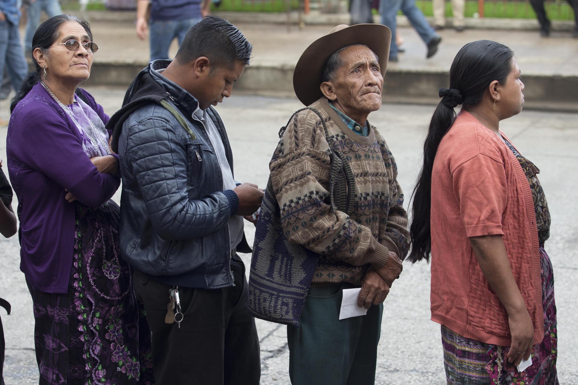 Votantes guatemaltecos hacen fila para sufragar en las elecciones generales en San Juan Sacatepequez, Guatemala, este domingo 6 de septiembre de 2015. 