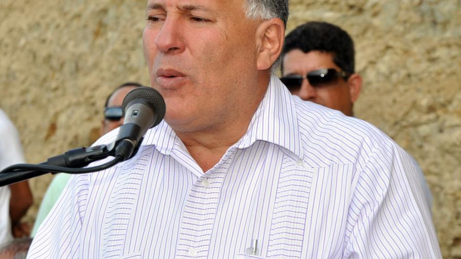 PRD se aferra a alcaldía de Stgo.; Serulle hace marcha
El PRD se niega a ceder la alcaldía de Santiago y Serulle encabeza una marcha