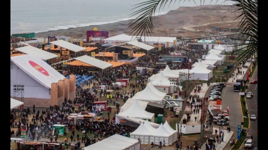 La octava edición de la feria gastronómica Mistura en Lima, en pleno desarrollo