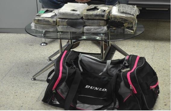 DNCD apresa extranjero en Arroyo Hondo y le ocupan 11 kilos de cocaína y dos vehículos de lujos