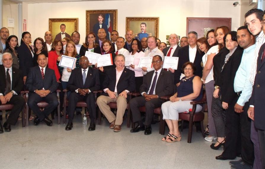 UASD entrega certificados a participantes en curso de capacitación ofrecido a personal del Consulado dominicano en Nueva York