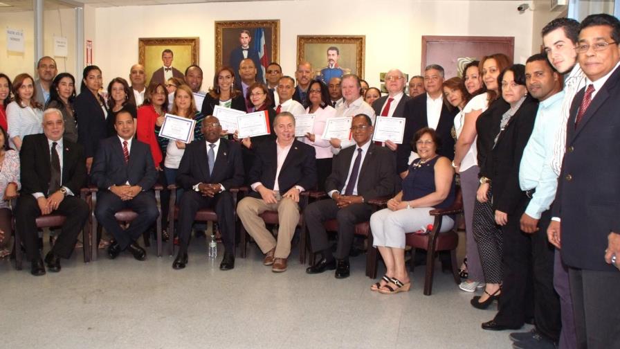 UASD entrega certificados a participantes en curso de capacitación ofrecido a personal del Consulado dominicano en Nueva York