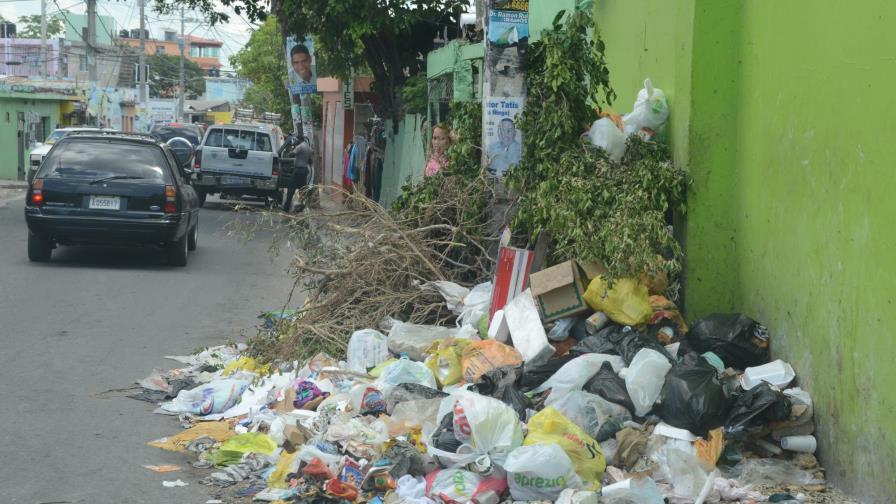 Se amontona la basura en barrios de Sabana Perdida, municipio Santo Domingo Norte