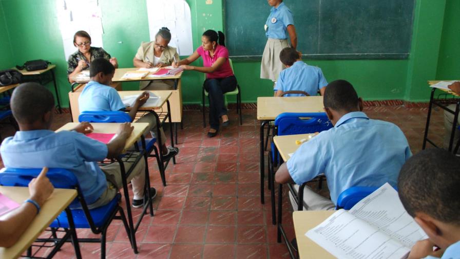 Intelectuales favorecen medida Minerd sobre libros de texto