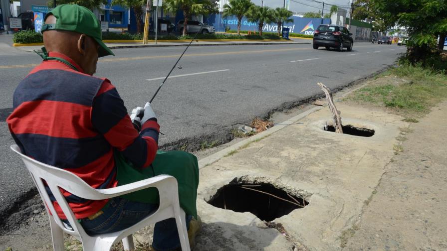 Dos hoyos atentan contra peatones en la calle Charles Summer