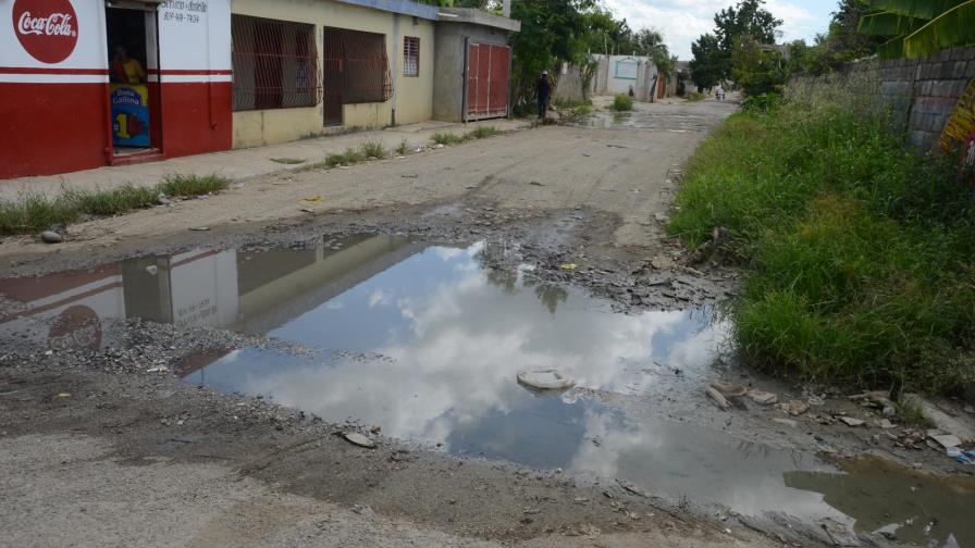 Piden al Presidente que constate deterioro de calles en barrio Los Solares del Almirante