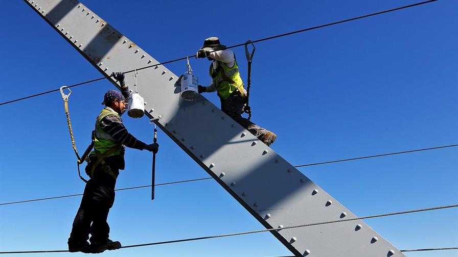 El desempleo baja en EE.UU., pero los ingresos apenas suben 