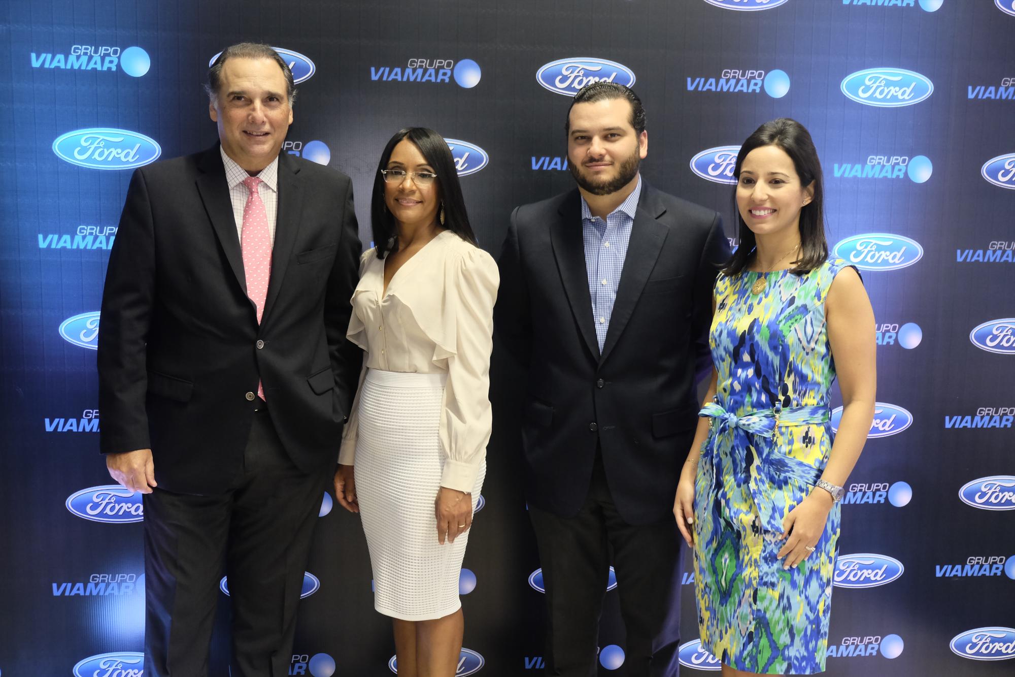 Fernando Eugenio Villanueva, Ana Mejía, Fernando Miguel Villanueva y Farah Read.