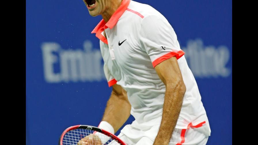 Federer doma el saque de Isner y avanza a cuartos en el US Open