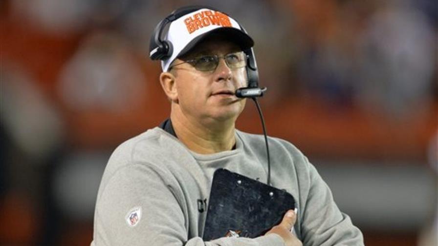 Browns suspenden indefinidamente a coach de línea