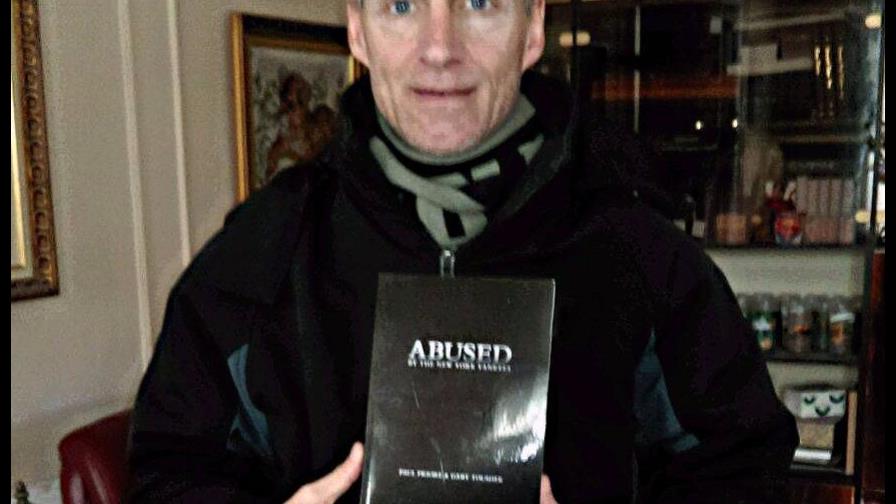 Ex empleado sacude a Yanquis con libro