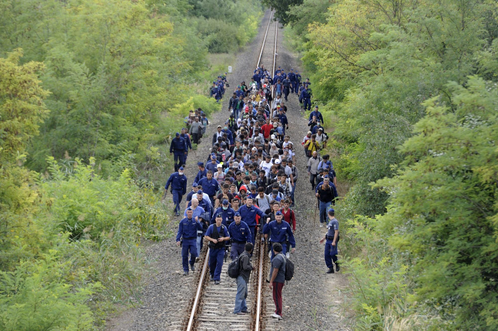 Varios refugiados que han decidido abandonar el campo de internamiento de Roszke, en el sur de Hungría, se dirigen a Szeged, Hungría, el 8 de septiembre del 2015. 