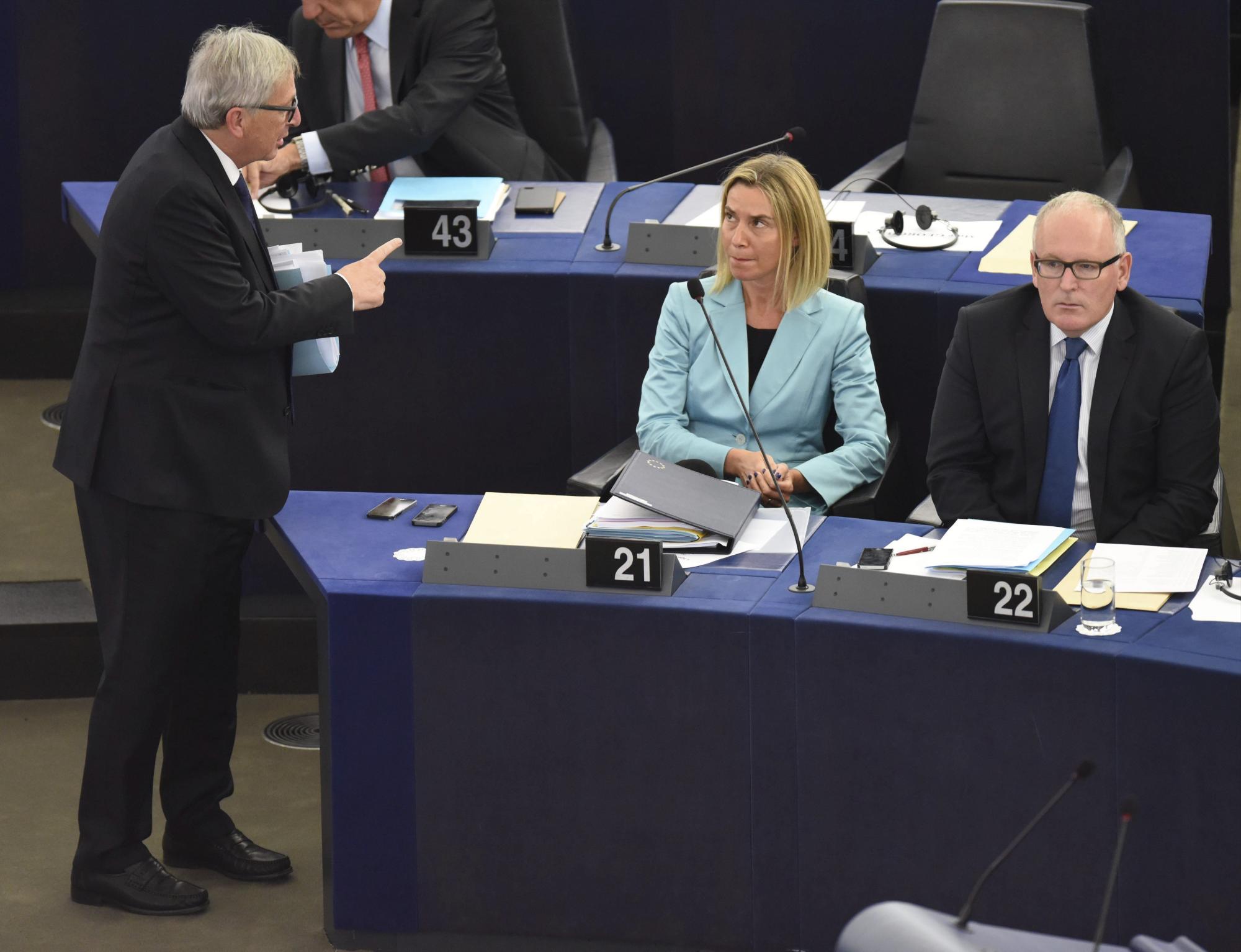 El presidente de la Comisión Europea, Jean-Claude Juncker (izda), conversa con el vicepresidente de la Comisión Europea, Frans Timmermans (dcha), y la alta representante de la Unión Europea (UE) para Asuntos Exteriores y Política de Seguridad, Federica Mogherini (centro), tras su discurso ante el Parlamento Europeo en Estrasburgo, Francia, hoy, 9 de septiembre de 2015. 