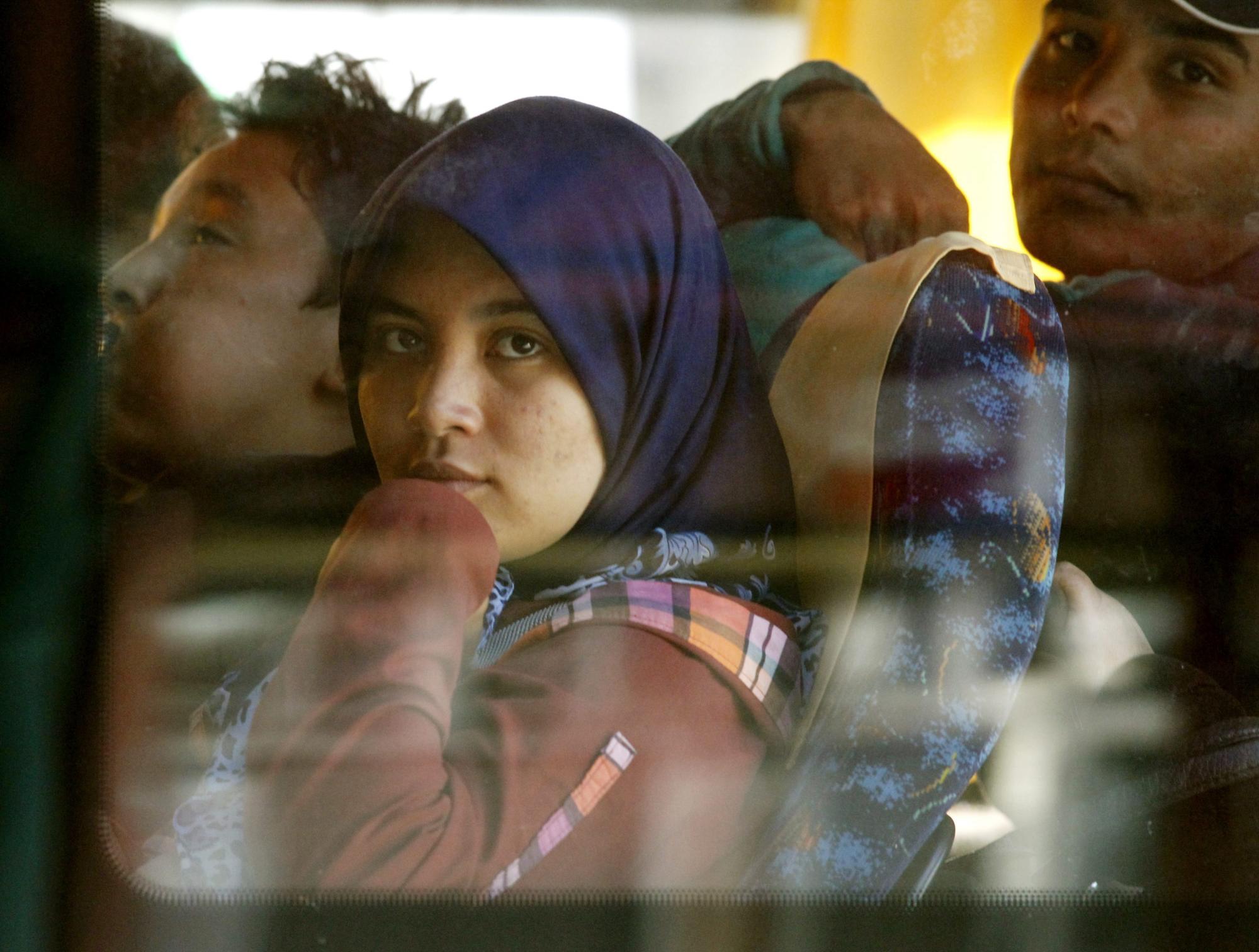 Refugiados sirios, paquistaníes y afganos suben a un autobús hacia la frontera con Hungría en Belgrado, Serbia, hoy, 9 de septiembre de 2015. Los grandes grupos políticos del Parlamento Europeo, a diferencia de las bancadas eurófobas, apoyaron hoy el enfoque de la Comisión Europea de solidaridad y apoyo a los refugiados que llegan a territorio comunitario. 