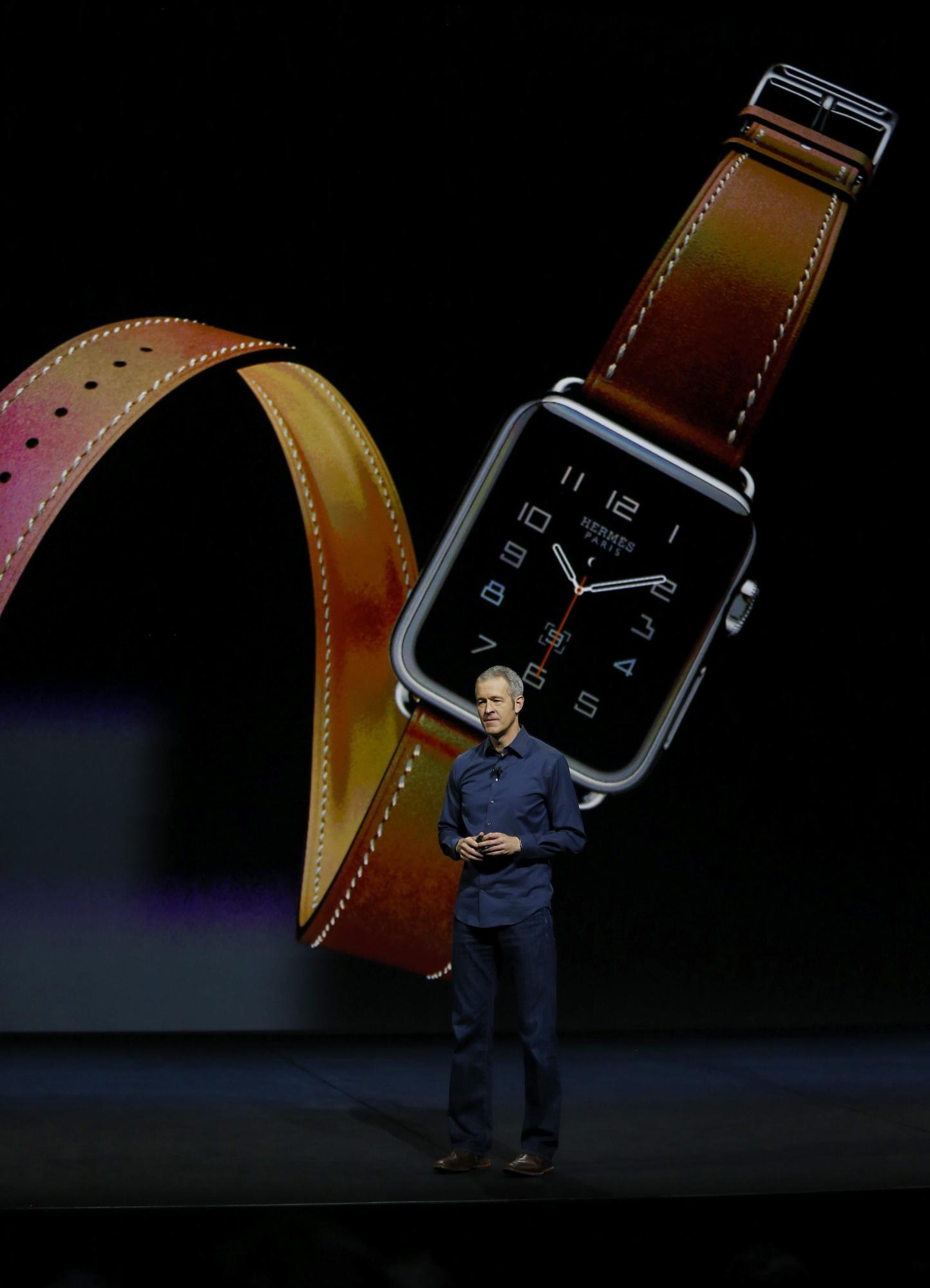 El vicepresidente de operaciones de Apple, Jeff Williams, presenta un modelo de la colección Apple Watch Hermes durante un evento en el auditorio Bill Graham Civic.