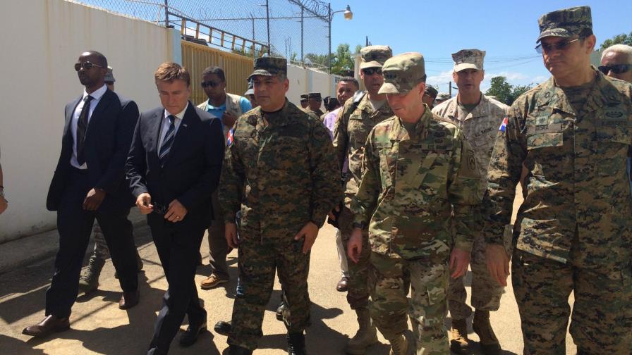 Embajador de los Estados Unidos visita centro de acogida en Dajabón