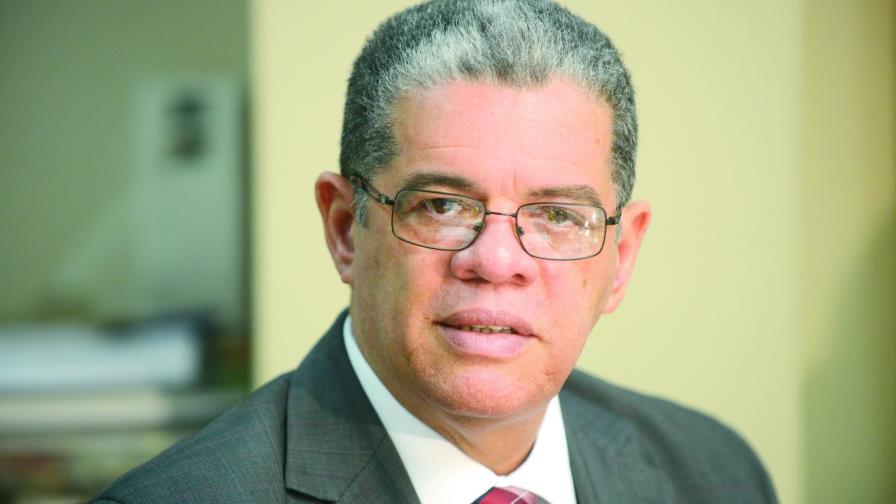 Amarante Baret anuncia que revisará los libros de texto