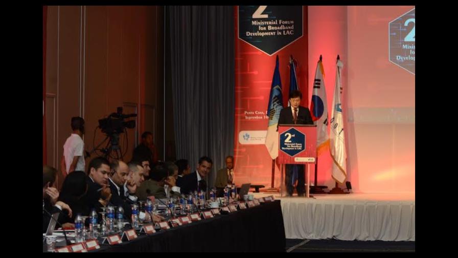 Gedeón Santos propone invertir para achicar la brecha digital