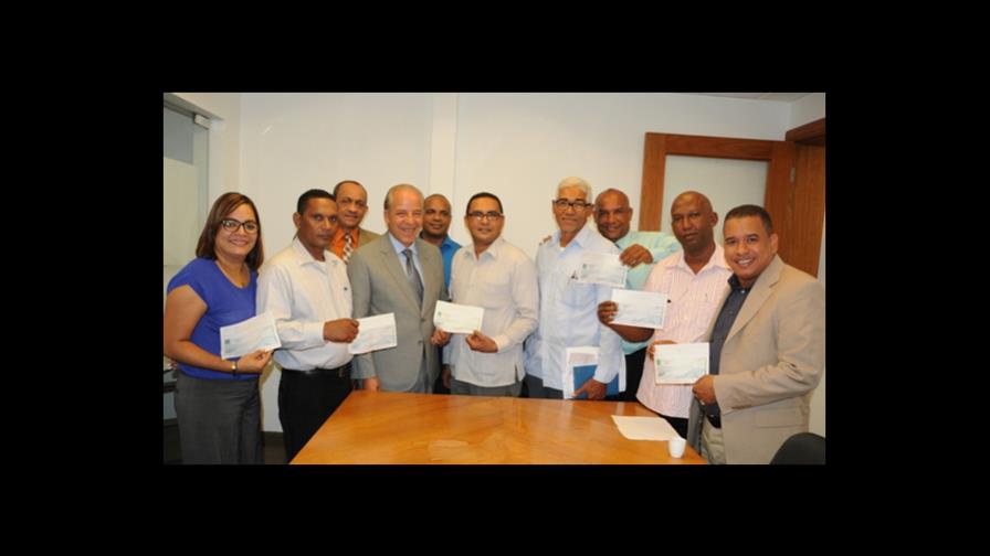 Entregan cheques para hospitales de la Línea Noroeste