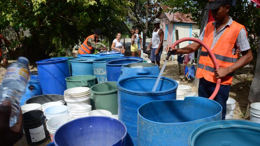 Ministerio de Obras Públicas distribuye más de un millón de galones de agua para combatir escasez