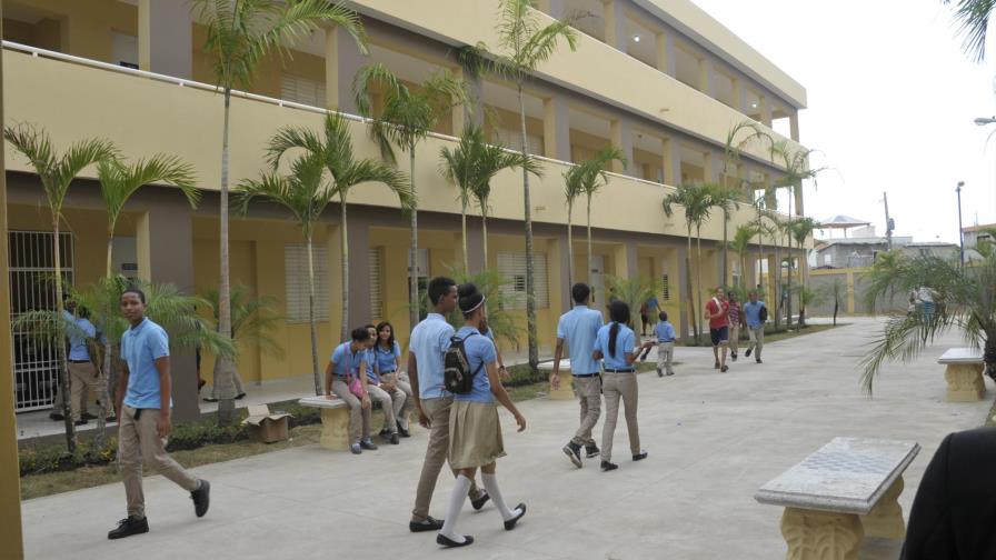 Medina inaugura liceo en El Almirante de SDE