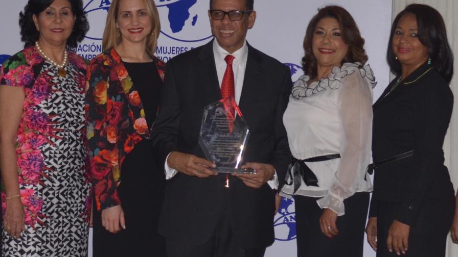 Mujeres empresarias reconocen labor de Modesto Guzmán al frente del Inposdom