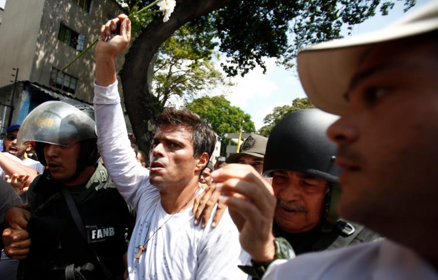 Condenan a opositor venezolano Leopoldo López a 13 años y 9 meses de prisión