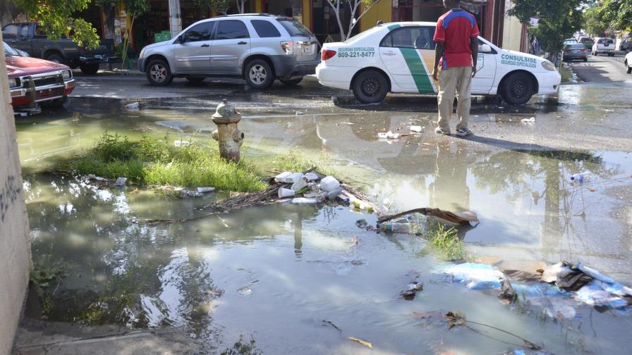 Una fuga de agua crea una laguna en proximidades de la UASD