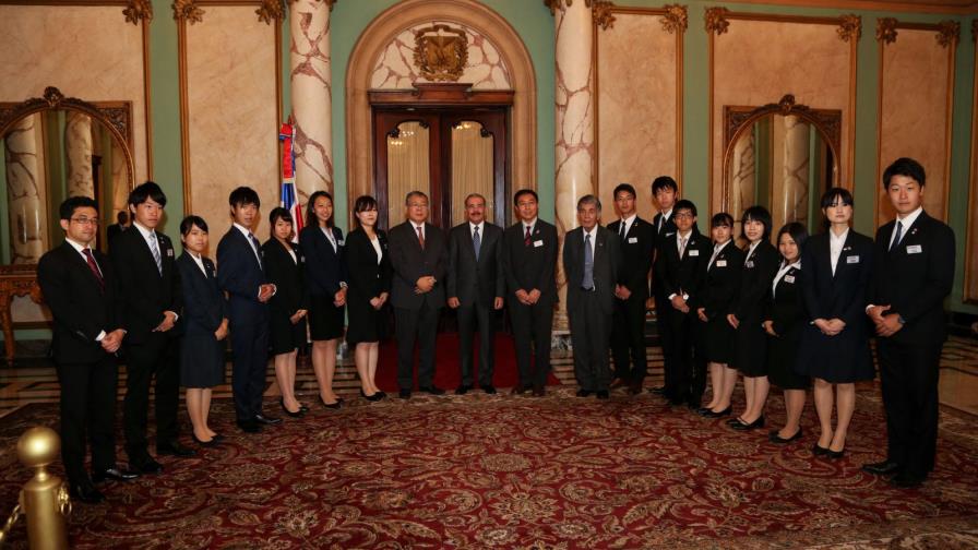 Recibe estudiantes  japoneses en Palacio