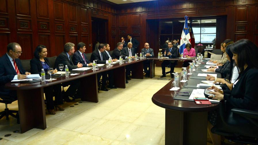 Canciller se reúne con hoteleros para cumbres Canciller se reúne con hoteleros para cumbres