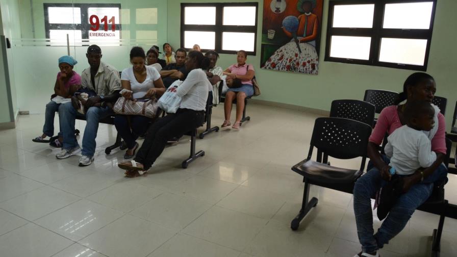 Niños con fiebre esperan su turno en el Hospital Robert Reid Cabral