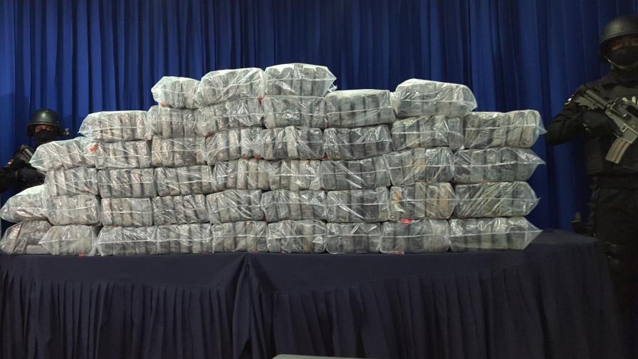 Autoridades decomisan 212 paquetes de droga y apresan a dos hombres