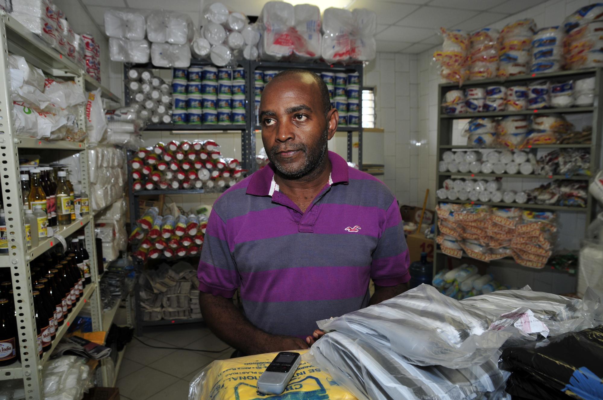 El presidente de la presidente de la Asociación de Comerciantes del Mercado de Villa Consuelo, David Ramos, en su puesto de la plaza.
