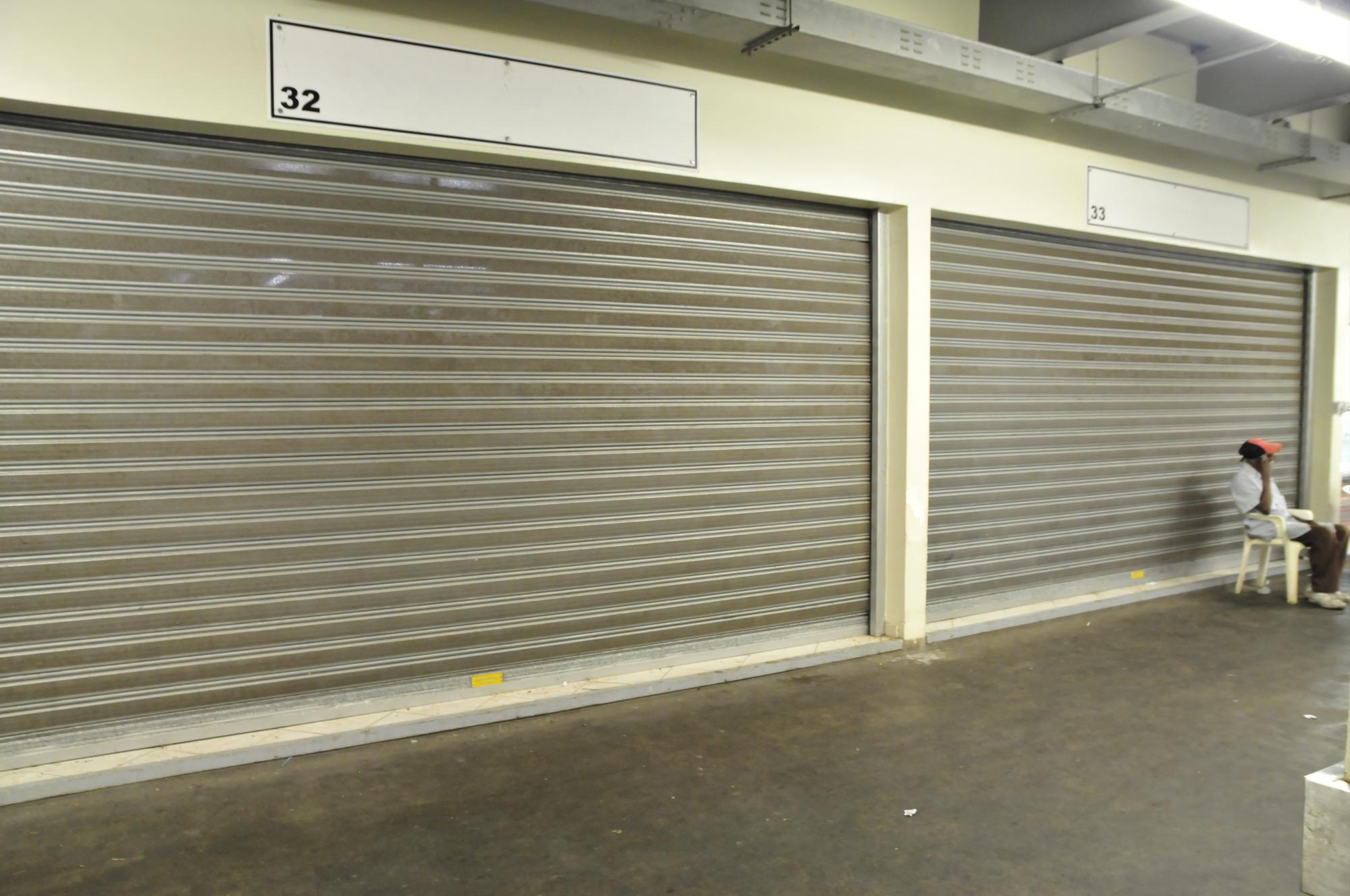 Vista de un local cerrado en los pasillos del Mercado de Villa Consuelo.