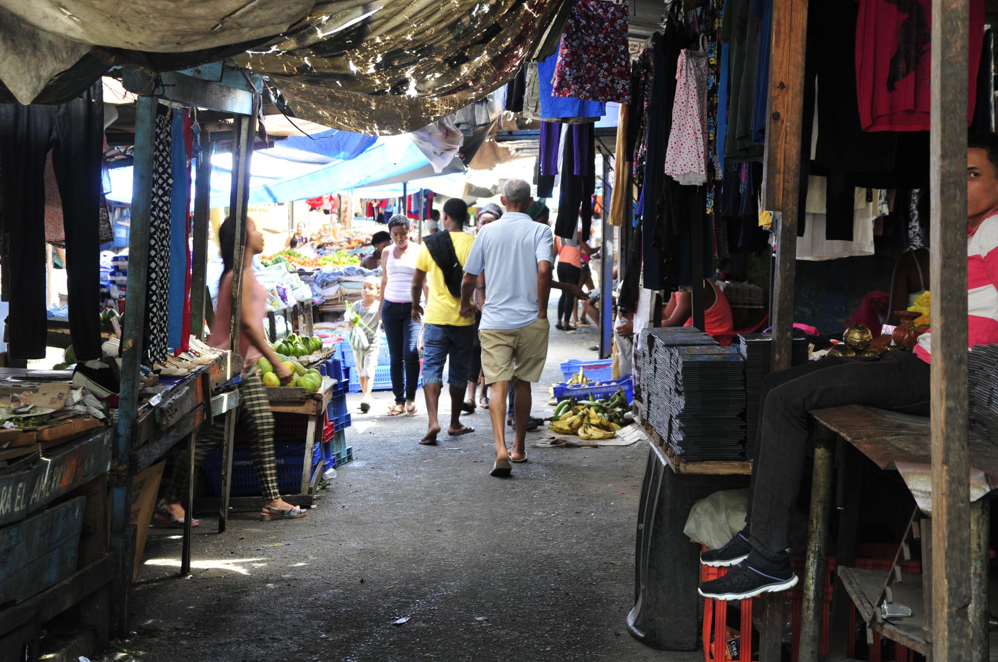 Vendedores ambulantes en la calle 41 del sector Cristo Rey donde actualmente funciona un “mercado”.