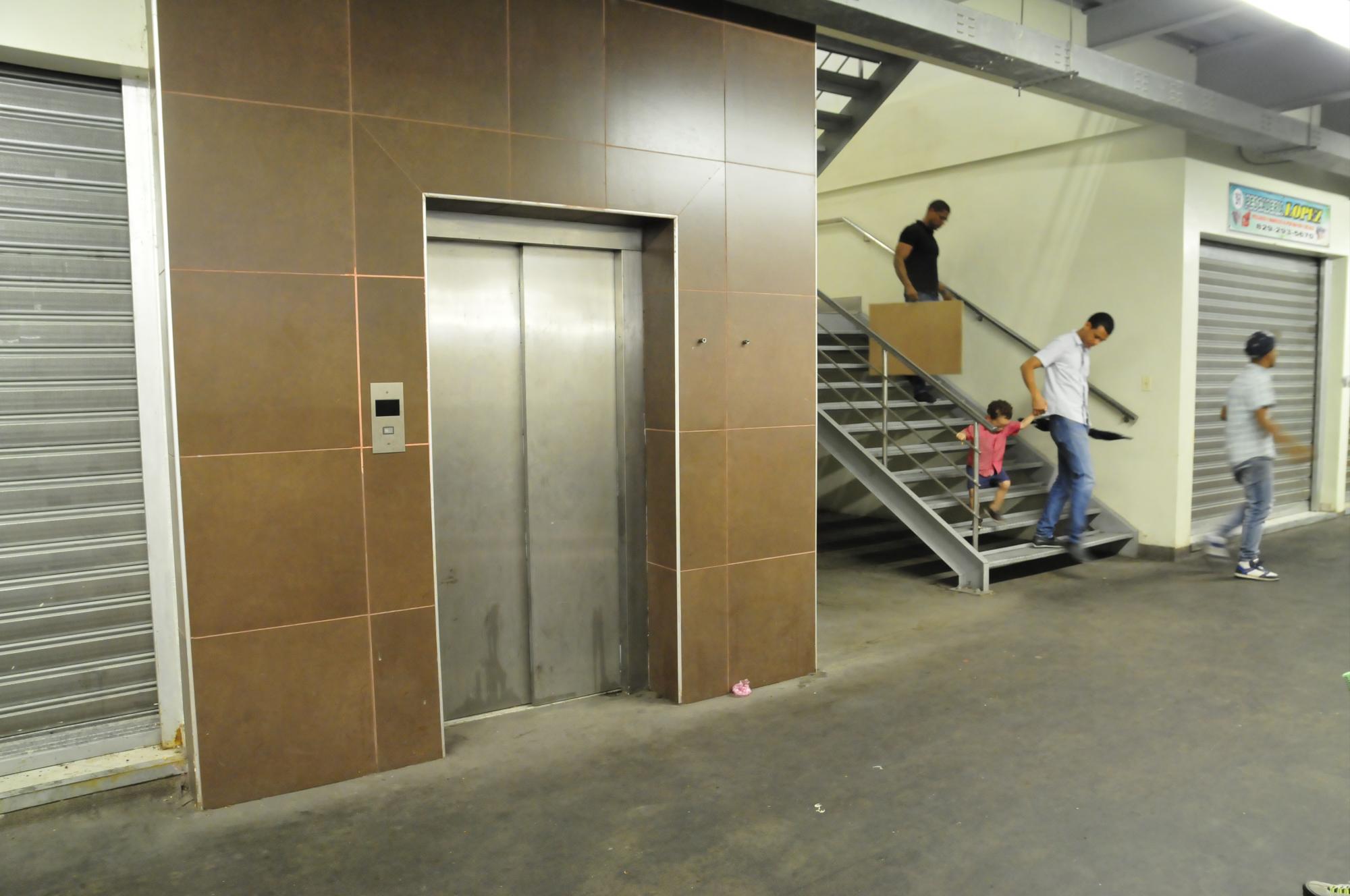 Vista del ascensor del Mercado de Villa Consuelo el cual no se utiliza.