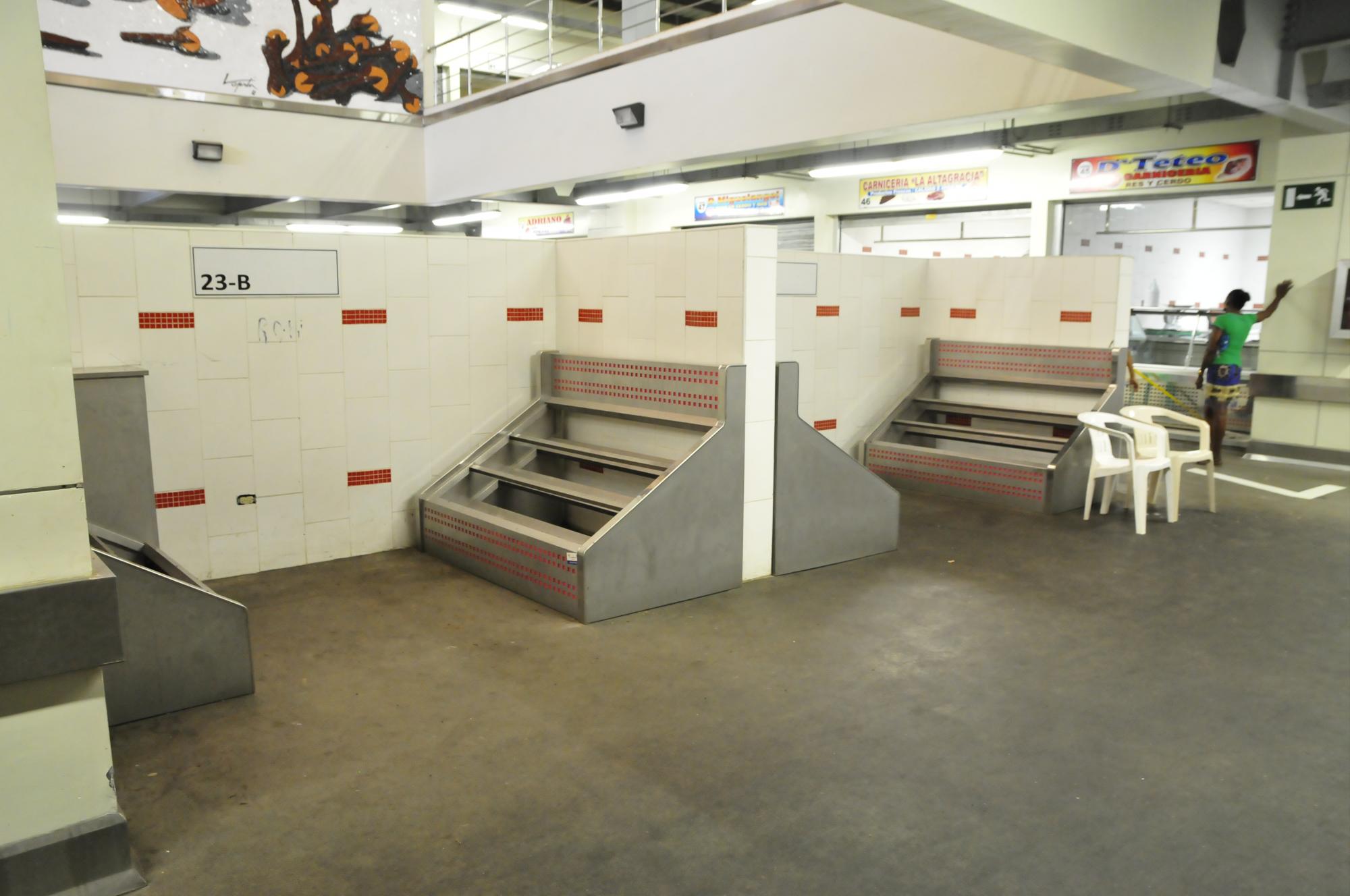 Vista de un local vacío en los pasillos del Mercado de Villa Consuelo.