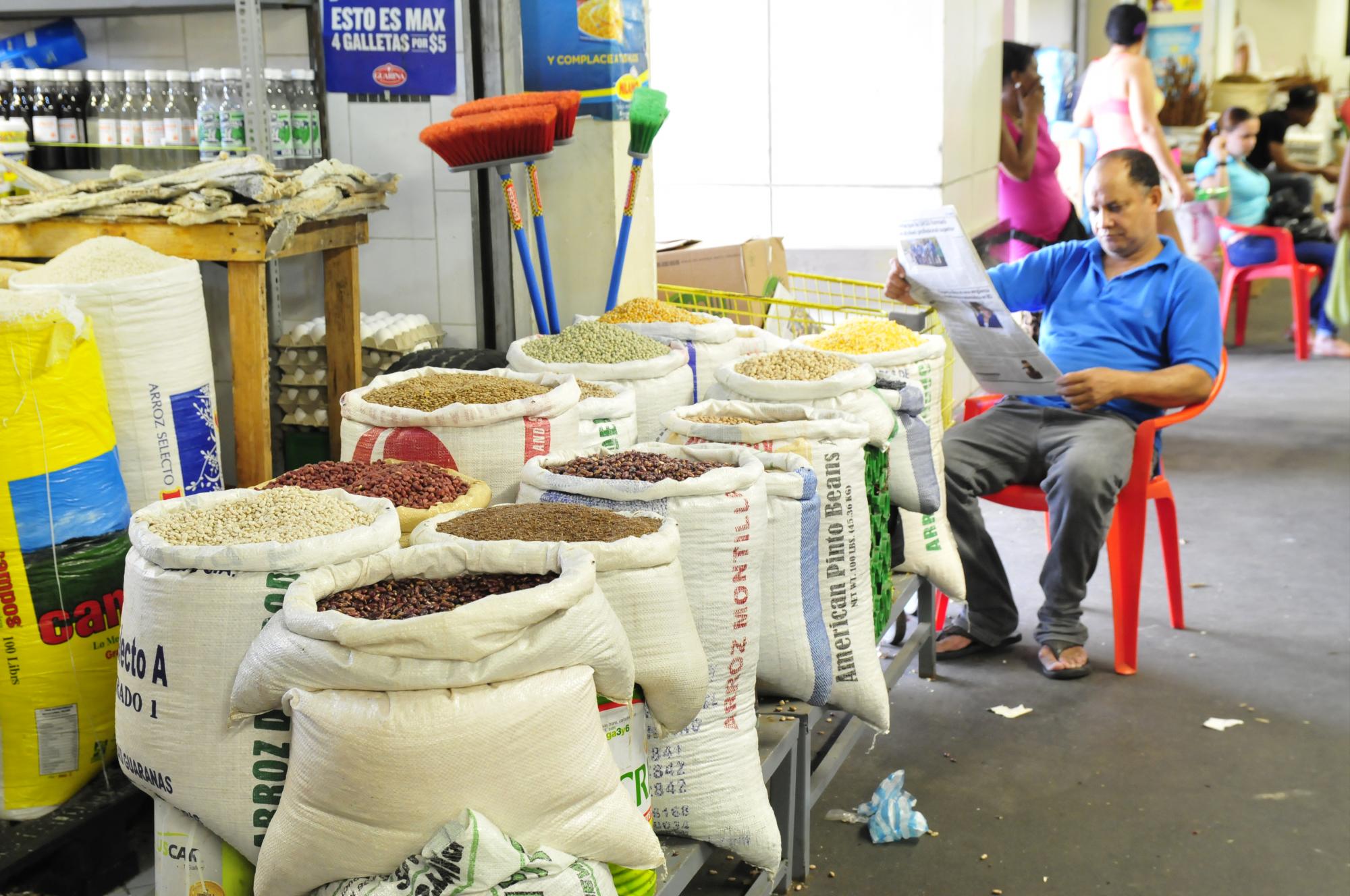 Vista de un negocio en los pasillos del Mercado de Villa Consuelo.