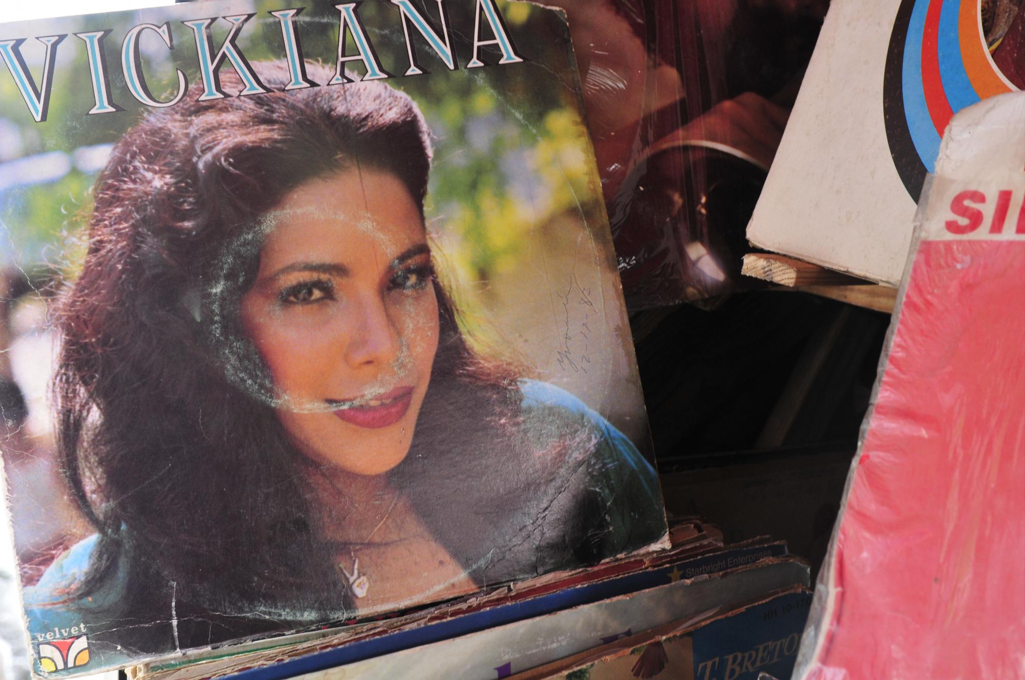 Portada de un disco de la cantante Vickiana en el puesto de Otilio Soto.